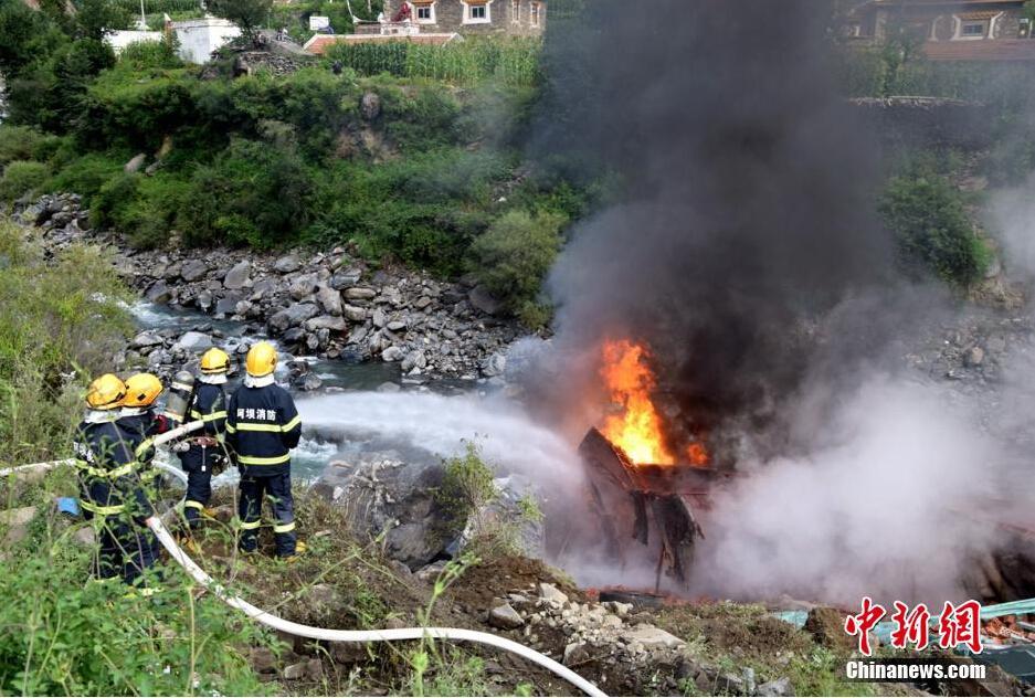 四川黑水货车坠崖起火燃烧现场浓烟滚滚组图