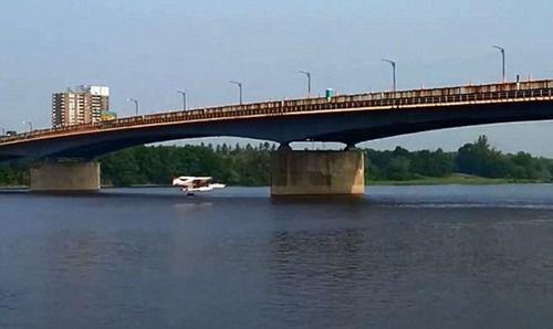 加拿大飞机从桥下穿过并腾空而起惊呆民众(组