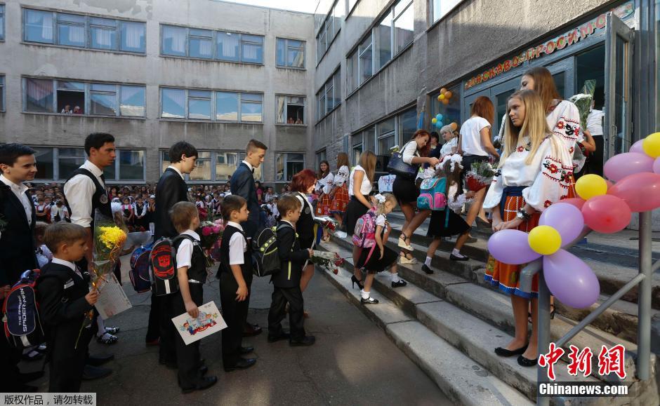 开学第一天 乌克兰学生们返校学习(图)