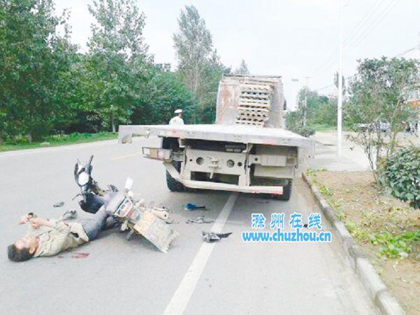 滁州:淡定男子遭遇车祸 躺地玩手机等救援(图)