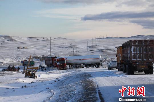 新疆托里风区遭遇8级大风雪 25辆车96人被困(图)