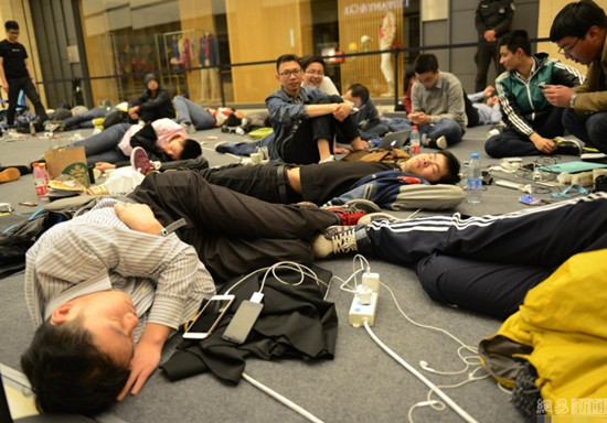杭州近百名疯狂果粉睡商场地板排队 迎苹果店