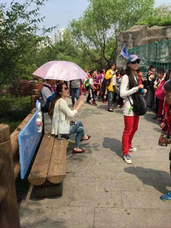 网传小学生为女教师打伞遮阳 网友讽刺真起范