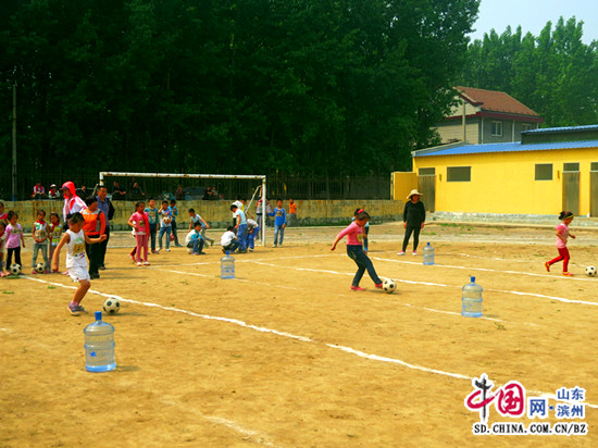 滨州邹平:校园足球以玩代练人人参与 - 中国网