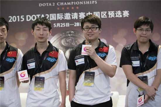 《DOTA2》TI5中国区预选赛:电竞美女DJ性感