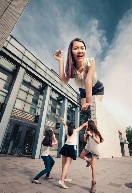 北大90后美女学霸吕宸创意毕业照进击的北大巨人美女骑坐屋顶秀长腿