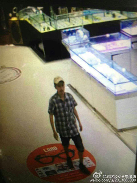 广东湛江赤坎:男子沃尔玛超市盗窃被抓 逃跑中