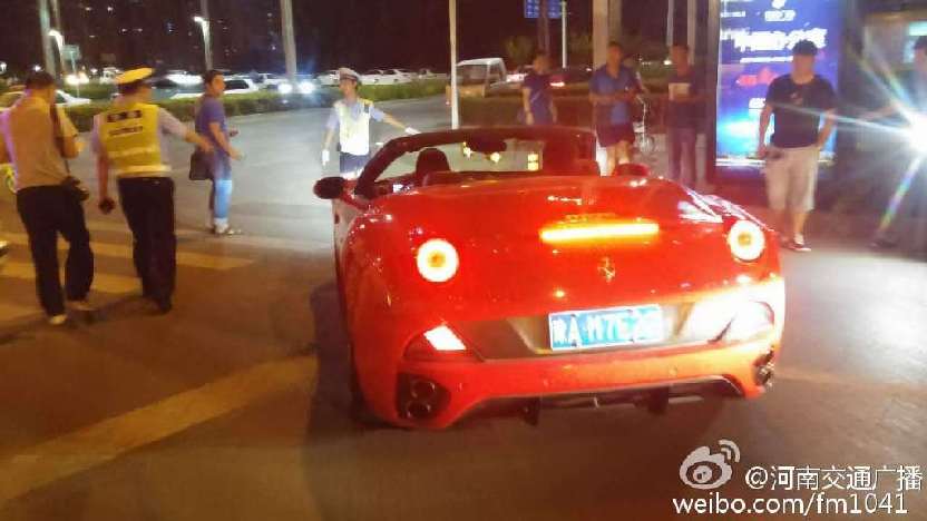 晚上,在郑州交警cbd夜查飙车行动中,一男子携带一女子,驾驶红色法拉利