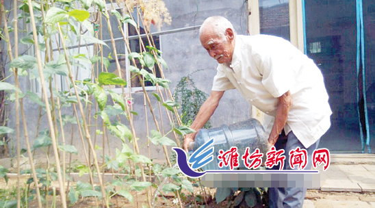 潍坊临朐96岁老翁提40斤水很轻松 爱乐于助人（图）