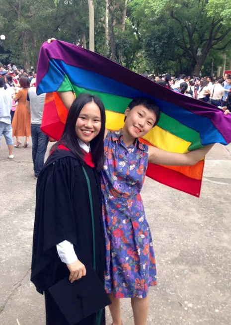 中山大学女生毕业礼身披彩虹旗宣布出柜拥抱校