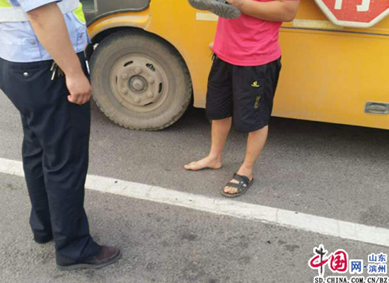 滨州阳信一校车司机穿拖鞋开车受处罚 - 中国网
