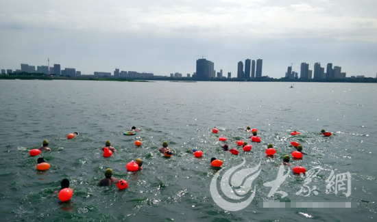 全民游泳健身周临沂站启动 百余名爱好者参加