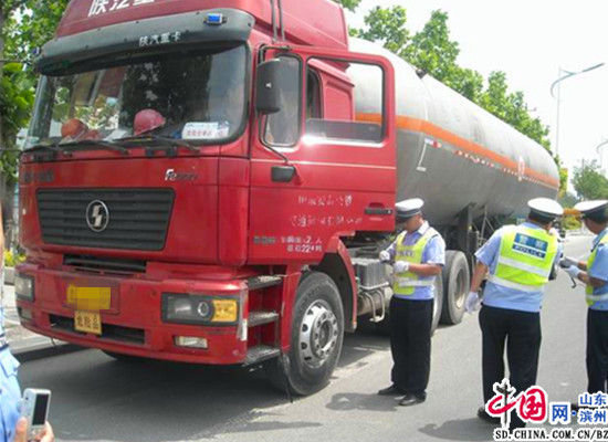 滨州博兴县公安局交警大队开展危化品运输集中