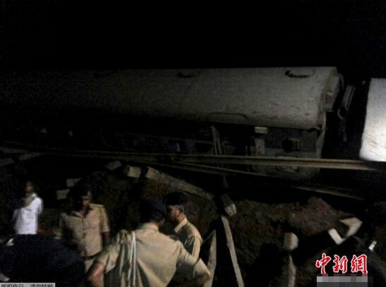 印度两列车相继在几分钟内脱轨 已致24人死亡