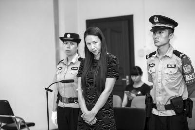 宾士女拒交1元停车费 强行开车拖伤管理员赔偿15万元【图】