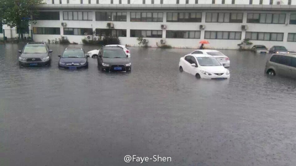 上海遭遇特大暴雨 虹桥机场瞬间化身海港