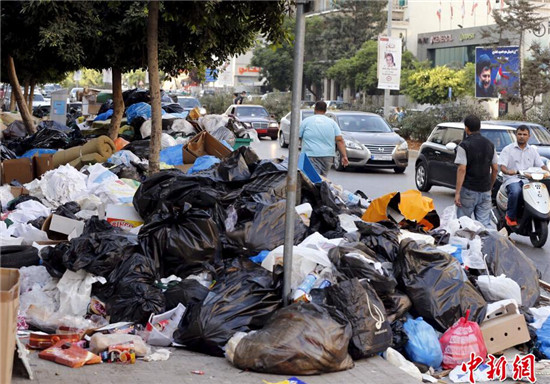 黎巴嫩首都“垃圾危机”持续 居民出街掩鼻而行（图）