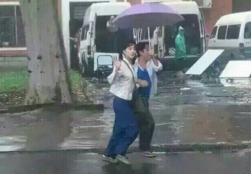 跑男3洛阳站录制 邓超牵Angelababy雨中奔跑