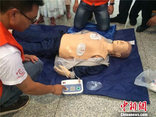 上海铁路局首台救命神器上岗:可提高抢救