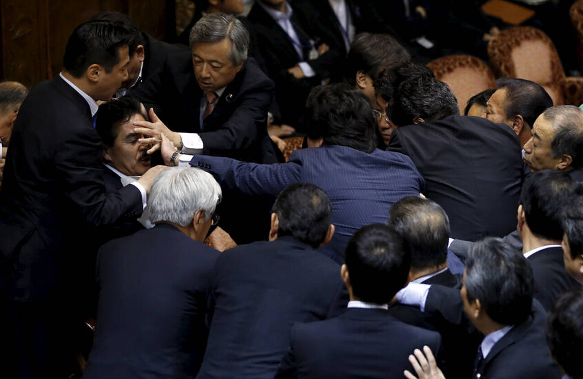 日本参院通过安保法案 学者:后果或殃及日本国