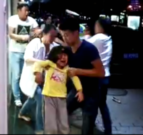 视频：宝马剐蹭引群斗 女职员当警察面踹翻小女孩