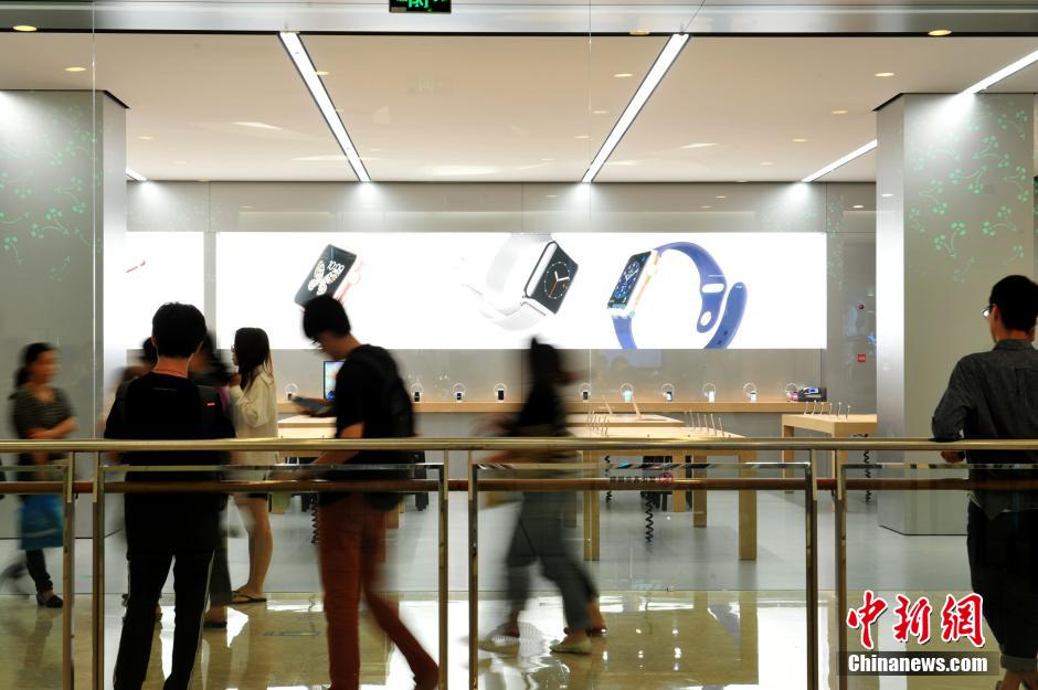 南京首家苹果直营店即将开业 果粉彻夜排队守
