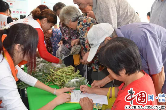 日照阳光助残志愿者爱心蔬菜进社区 与孤寡老