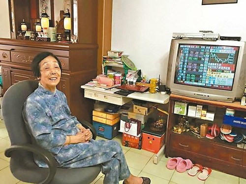 台湾101岁长者分享长寿秘诀:研究股市防失智 
