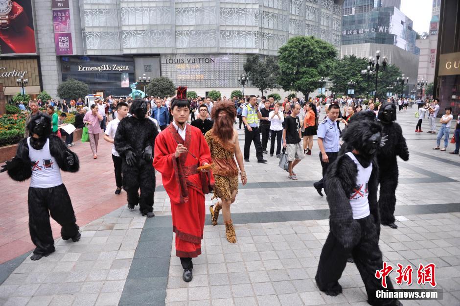 重庆街头男子造型奇特玩穿越 演绎生活工具进