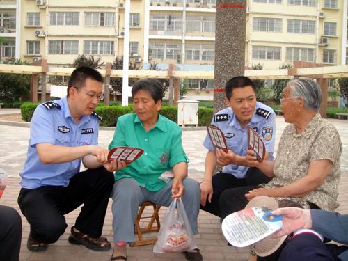 滨南分局走进社区访民意(图) - 社会民生 - 中国