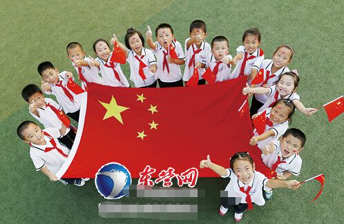 东营小学生和国旗合影登上《新闻联播》被热捧（图）