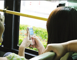 青岛一女子乘公交玩手机被大爷骂 能否骂醒公