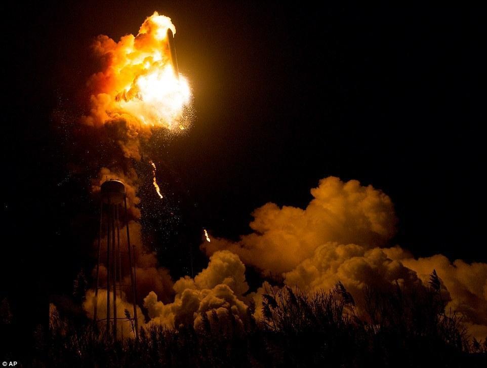 天鹅座飞船爆炸现场近照曝光去年10月28日发生爆炸事故场面震撼组图
