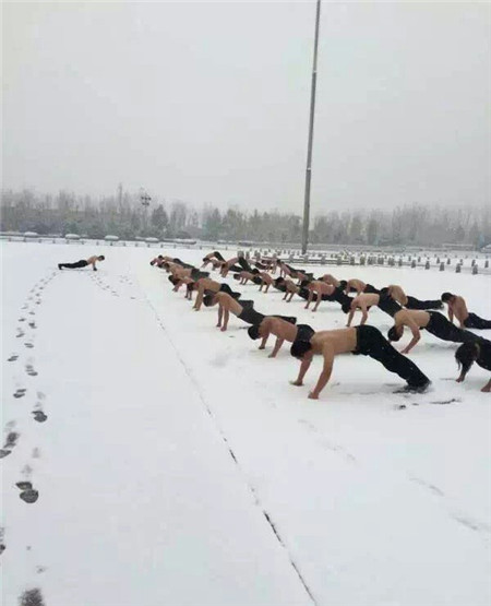 巾帼不让须眉!公安大学学生雪中训练 女子赤膊