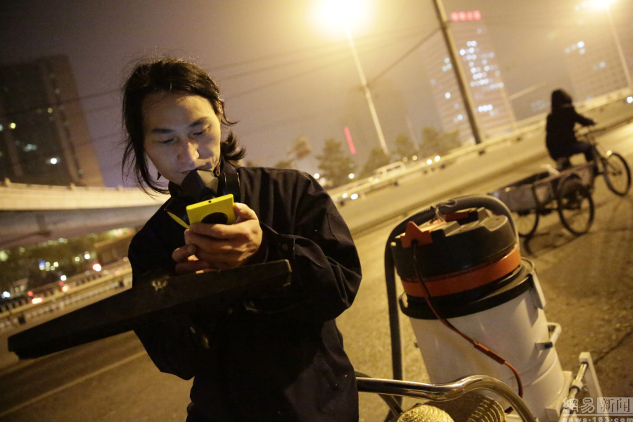 小伙100天收集北京雾霾灰尘制成板砖 网友：这才是砖家！（图）