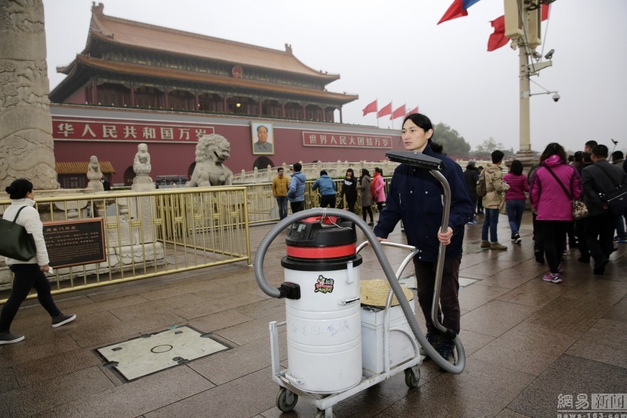小伙100天收集北京雾霾灰尘制成板砖 网友：这才是砖家！（图）