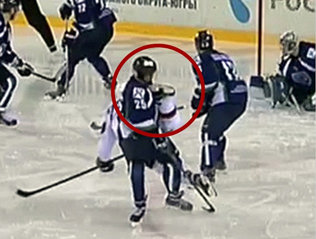 惊险俄冰球联赛选手喉咙被冰刀刺穿鲜血飞溅赛场图