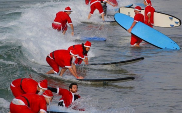数百圣诞老人集体冲浪 囧态百出令人捧腹