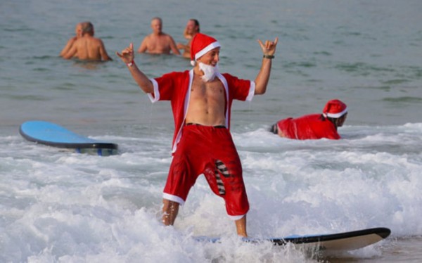 数百圣诞老人集体冲浪 囧态百出令人捧腹