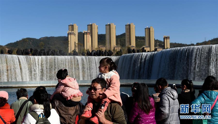 中國最大人工瀑布亮相昆明 高12.5米寬400米（圖） 