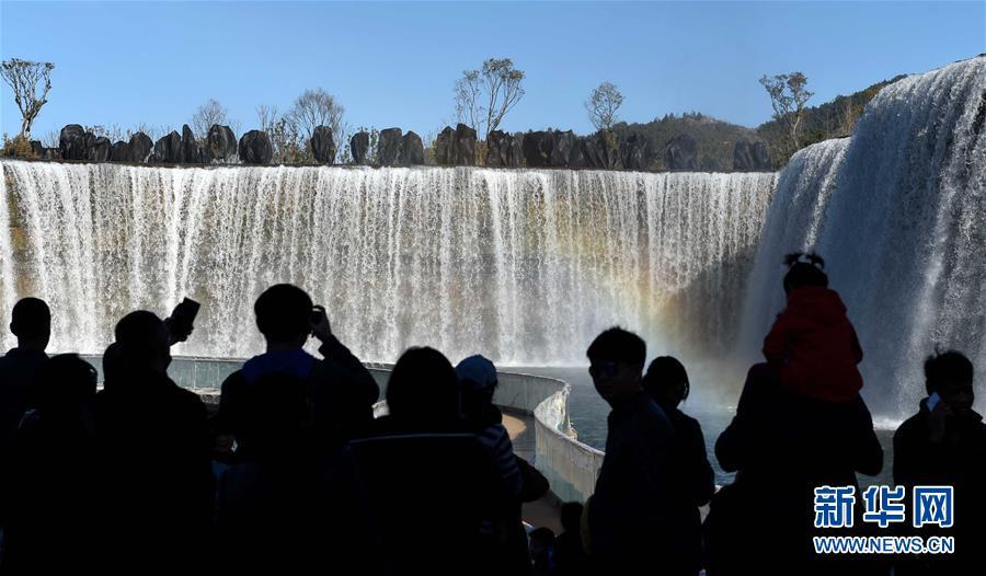 中國最大人工瀑布亮相昆明 高12.5米寬400米（圖） 