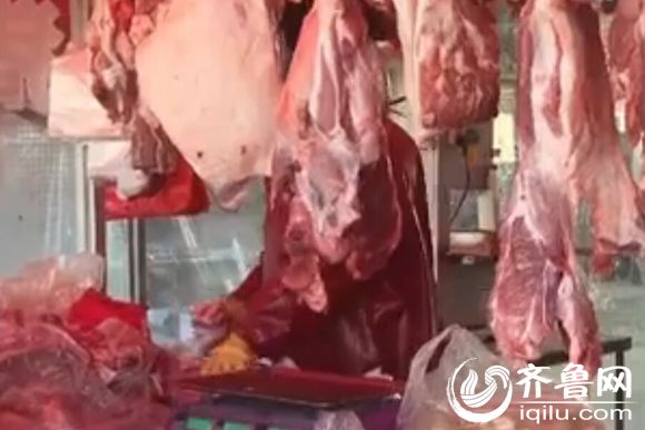 諸城新龍城批發市場攤主稱可以搞到“黑戶”牛肉（視頻截圖）