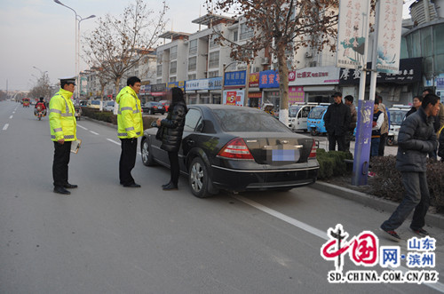 濱州陽信一“摩的”司機闖紅燈 被撞下車還得負全責