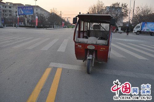 濱州陽信一“摩的”司機闖紅燈 被撞下車還得負全責