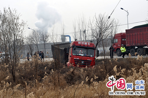 濱州陽信：貨車司機疲勞駕駛釀事故 車輛開進路邊溝