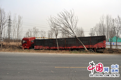 濱州陽信：貨車司機疲勞駕駛釀事故 車輛開進路邊溝