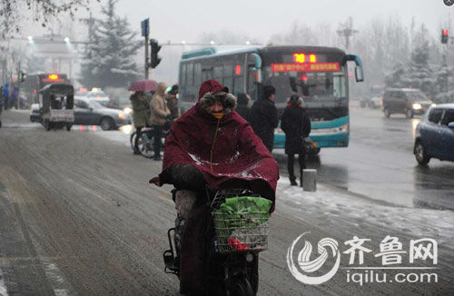 1月6日早上7點20分，濟南經十西路，濟南迎來2016年首場降雪。