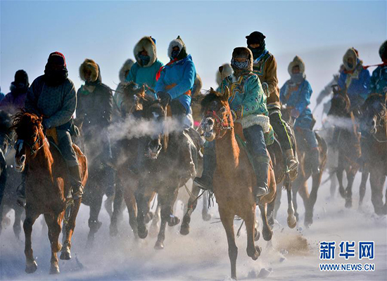 冰雪草原大赛马  展示草原马文化