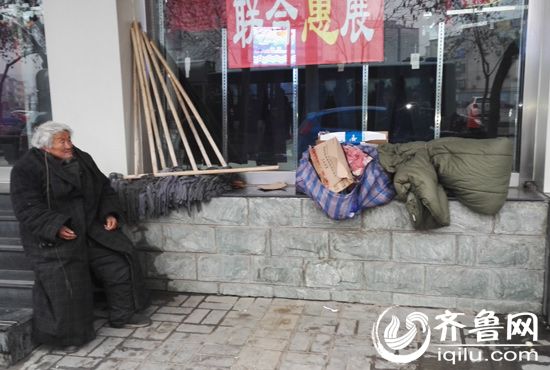 濟南：小寒節氣迎降雪降溫 街頭救助流浪者(圖)