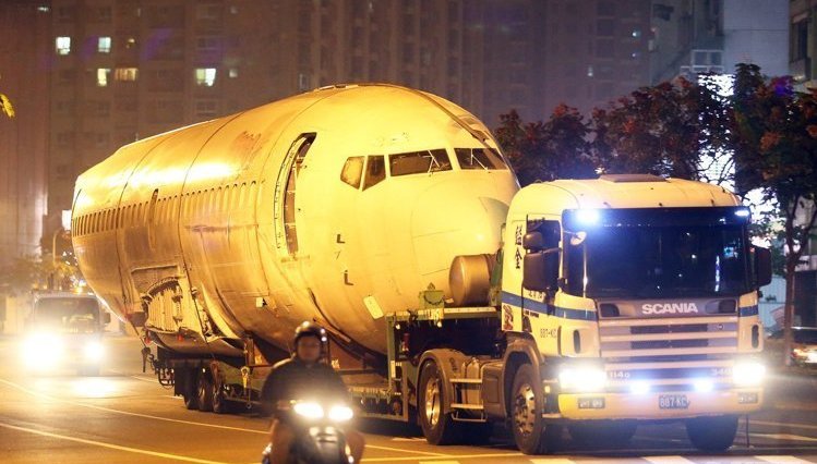 揭秘高雄市區深夜飛機為何在路上跑 惹噱頭引路人好奇觀望拍照